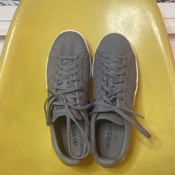 Adidas Textured Sneaker Sz 8.5 - Picture 2 of 10